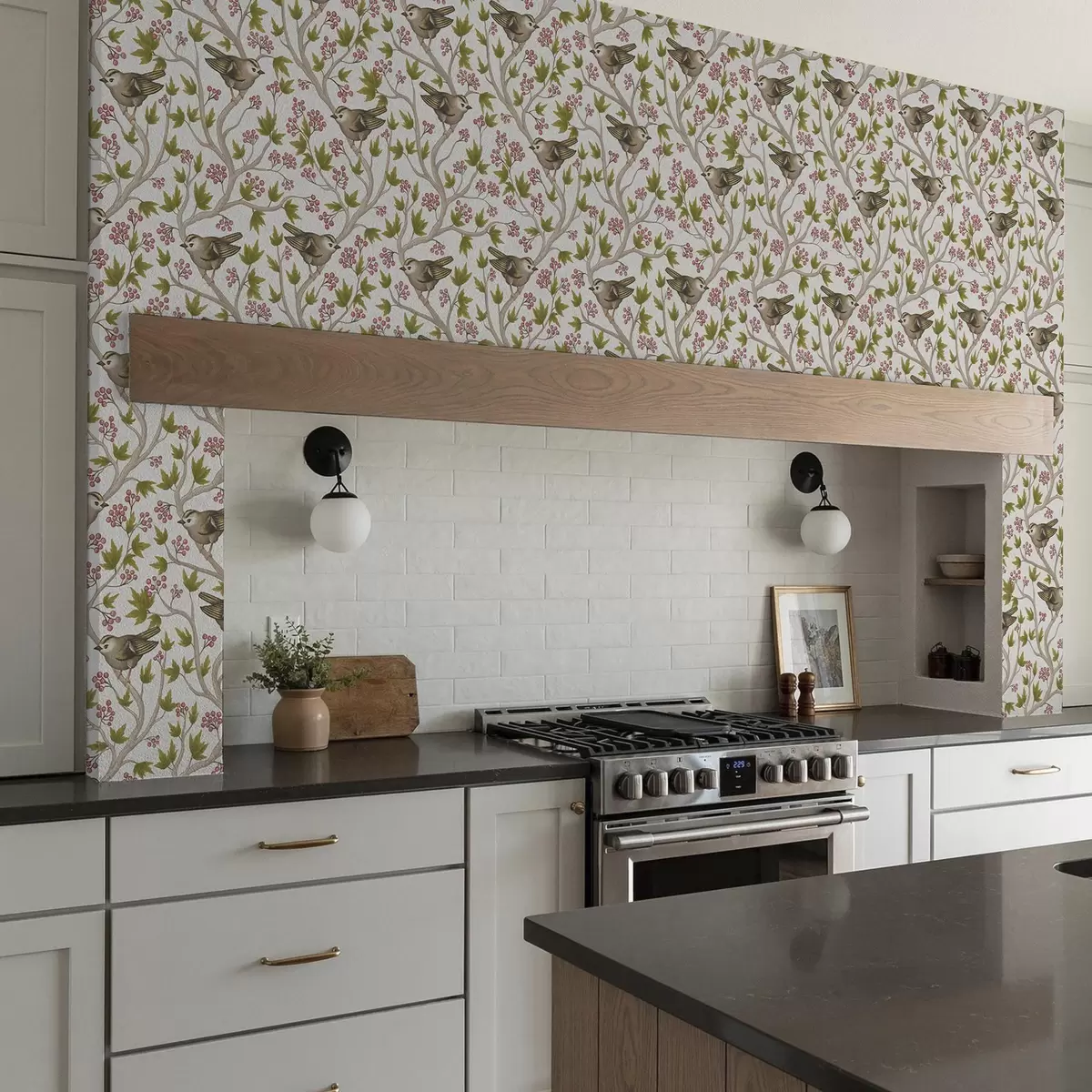 Behang Vogels op takken met bladeren en bessen op een witte achtergrond a00283 Behang Vogels op takken met bladeren en bessen op een witte achtergrond a00283