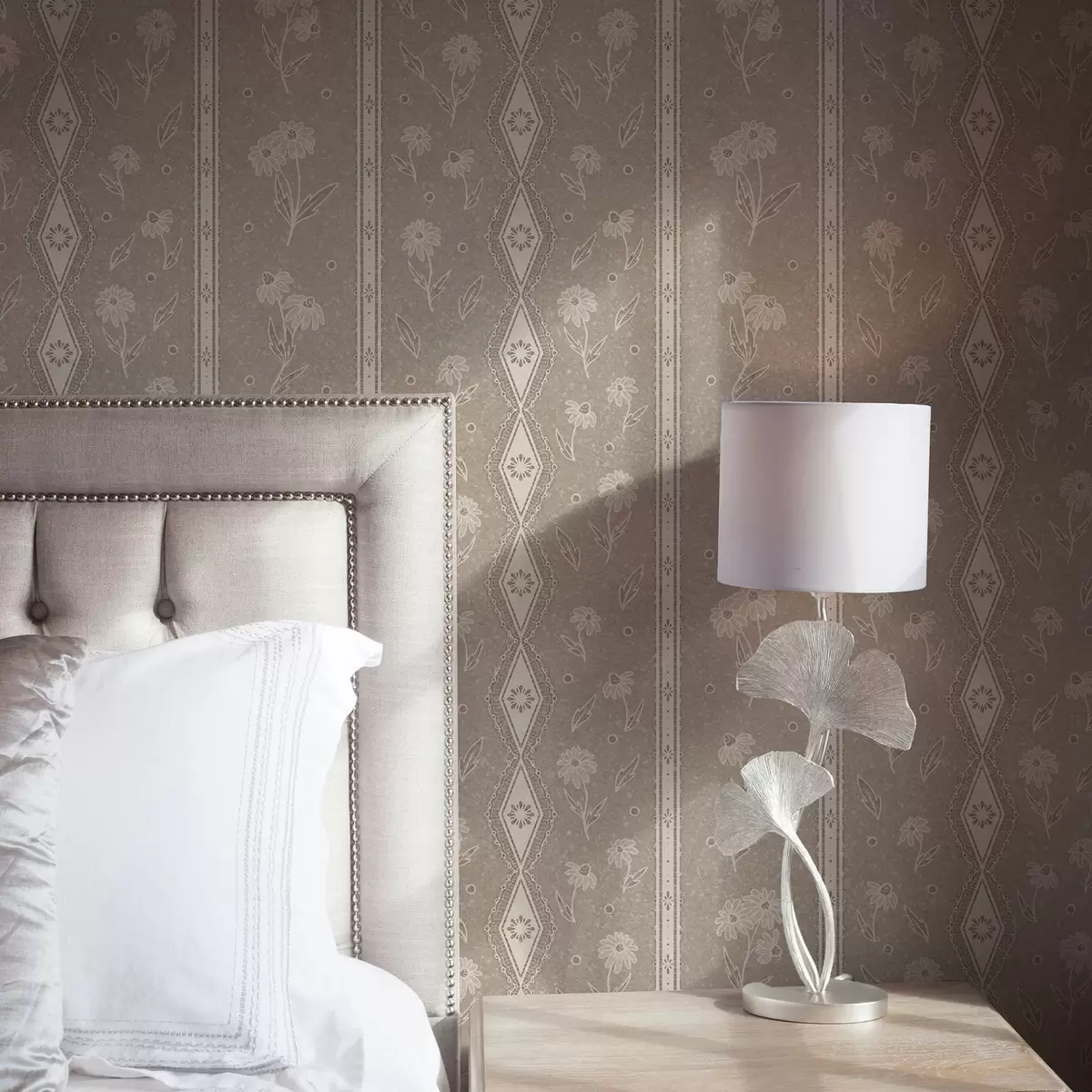 Behang Strepen met madeliefjes en kant op een grijs-beige achtergrond a00295