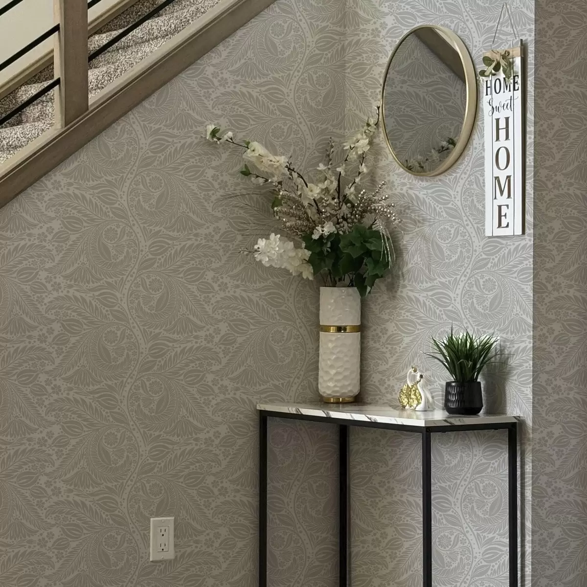 Behang Grijze folklore stilering met bladeren en bloemen a00301