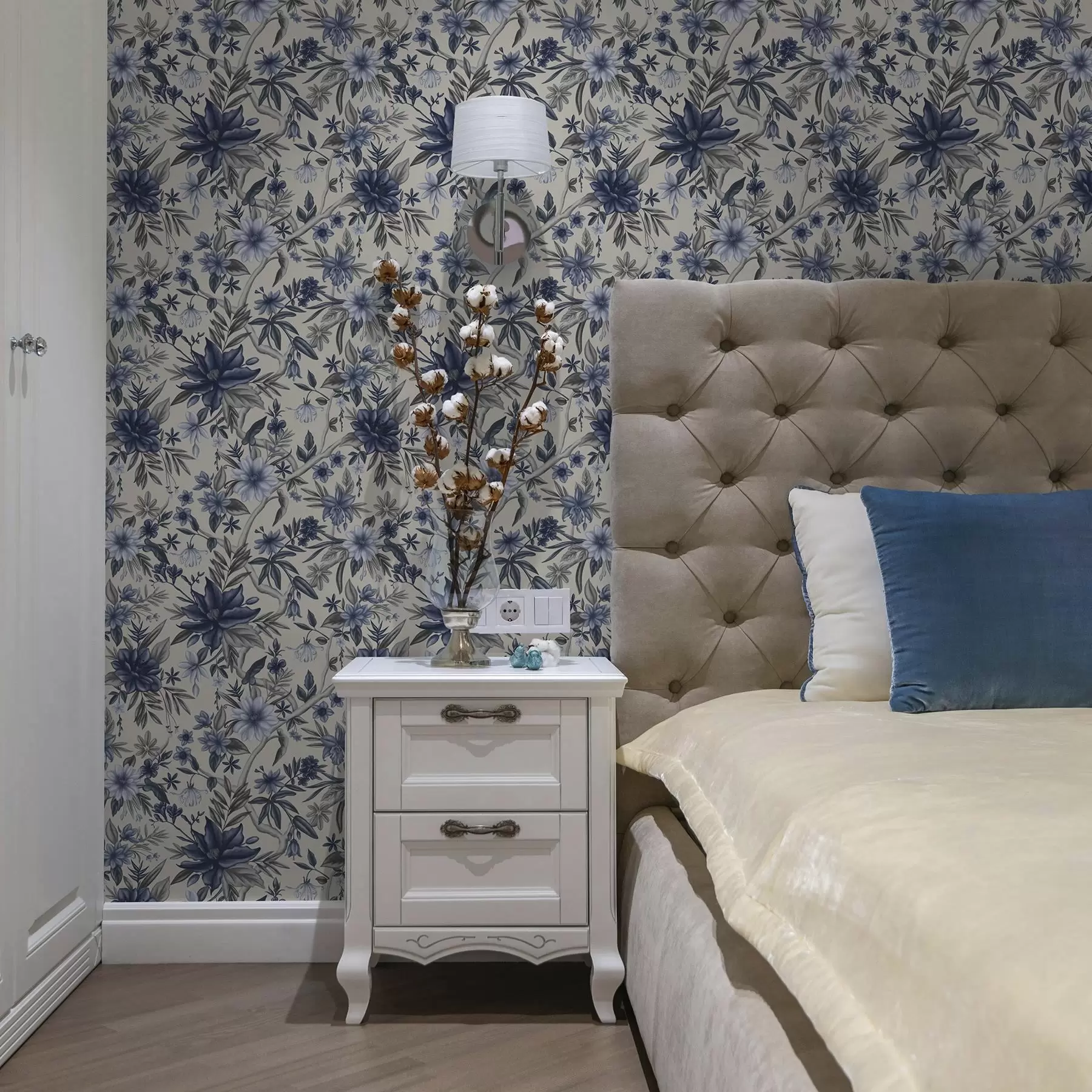 Fotobehang Blauwe en grijze bloemen op een lichte achtergrond a00304