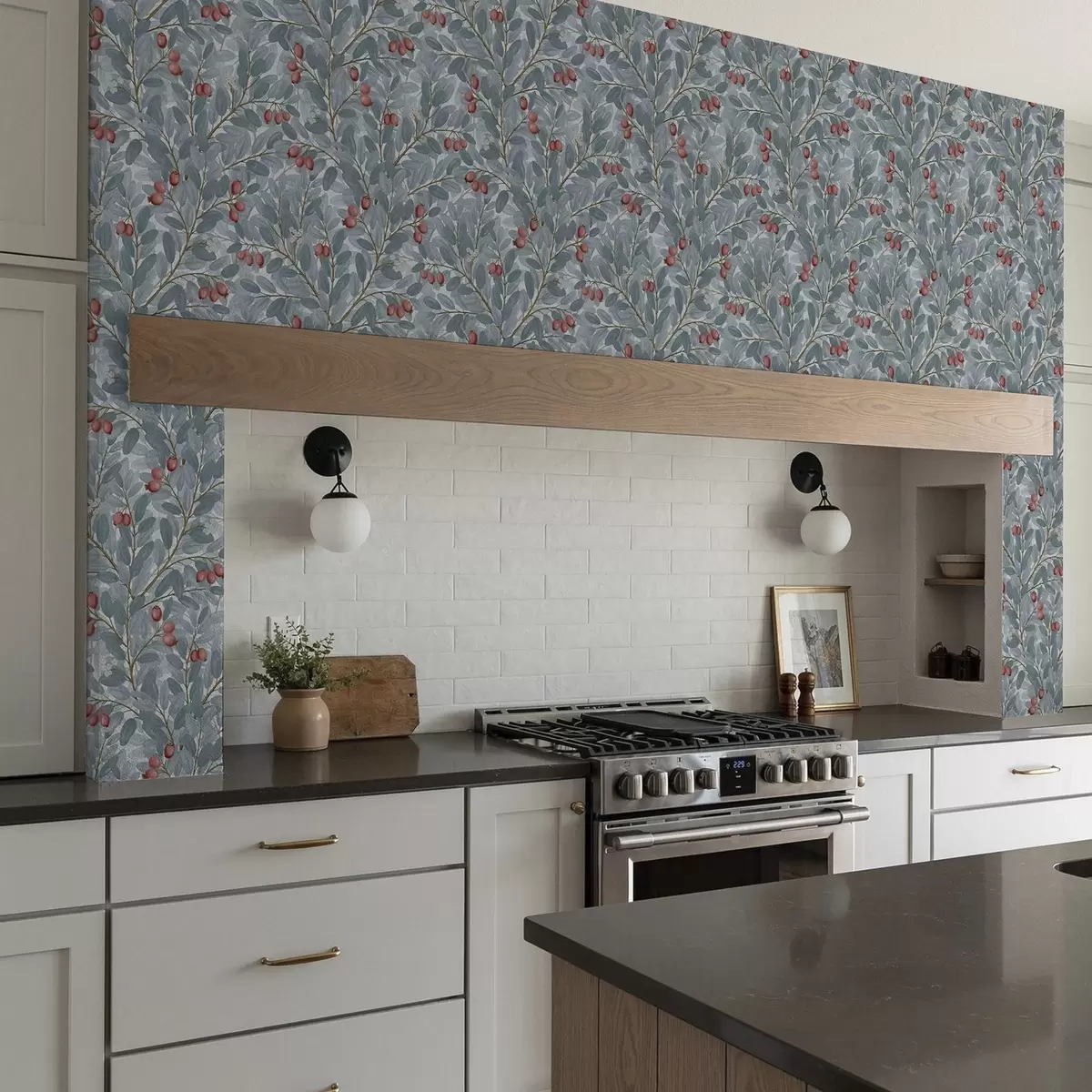 Behang Blauwe bladeren met takjes rode bessen a00309
