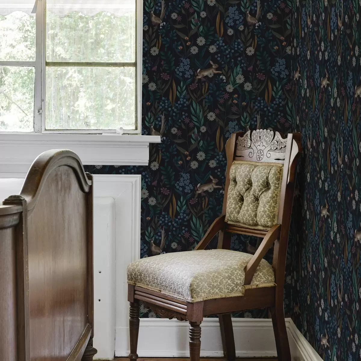 Behang Donker bos met bloemen, haas en vogel a00310