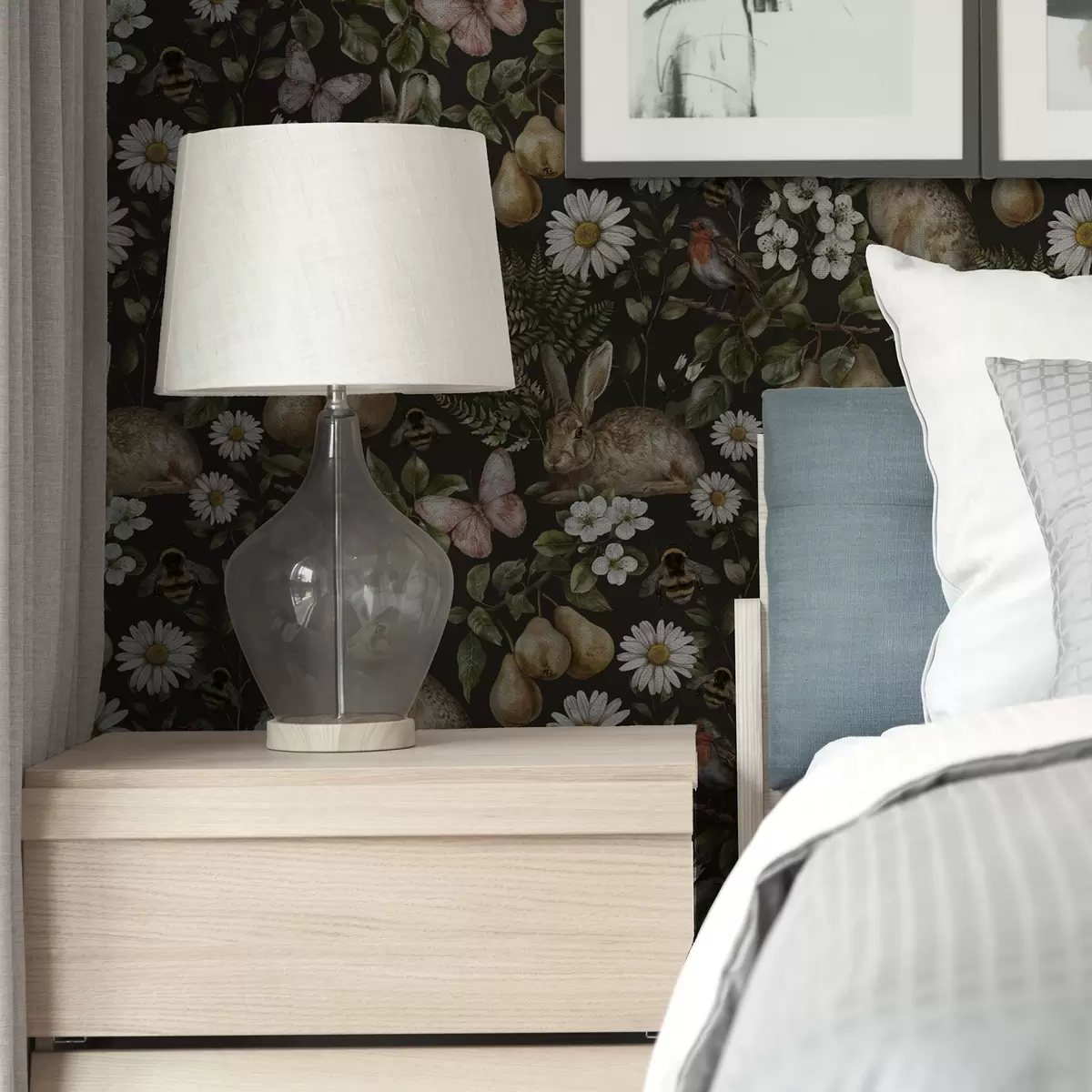 Behang Realistische konijnen, peren, bloemen en insecten op een donkere achtergrond a00401