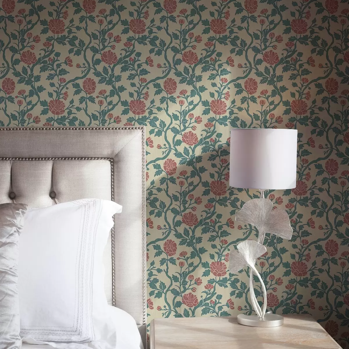 Behang Sierlijke roze bloemen op een beige achtergrond a00414