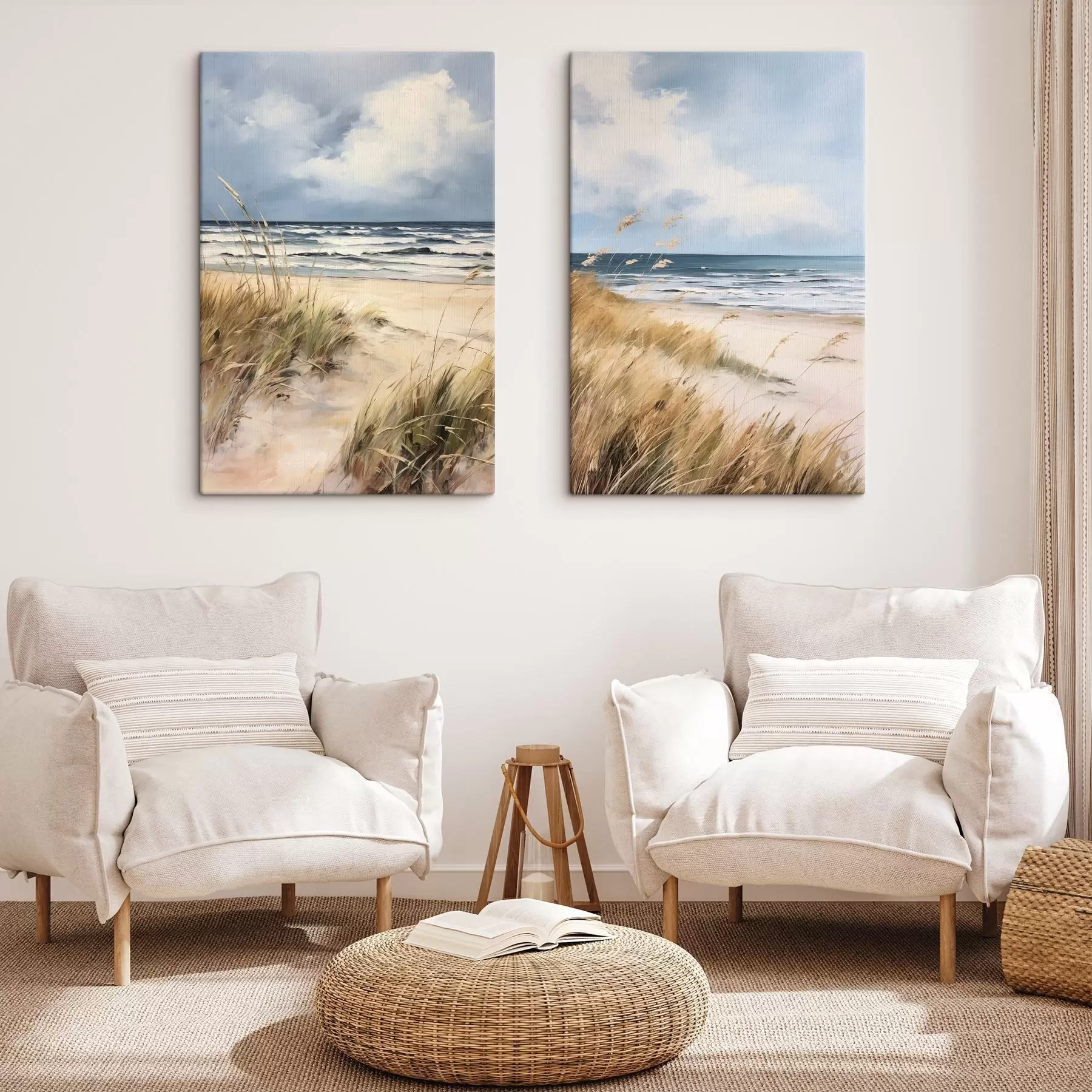  Schilderijen Een zandstrand met hoog gras op de voorgrond, de oceaan met golven en een bewolkte lucht op de achtergrond m00521