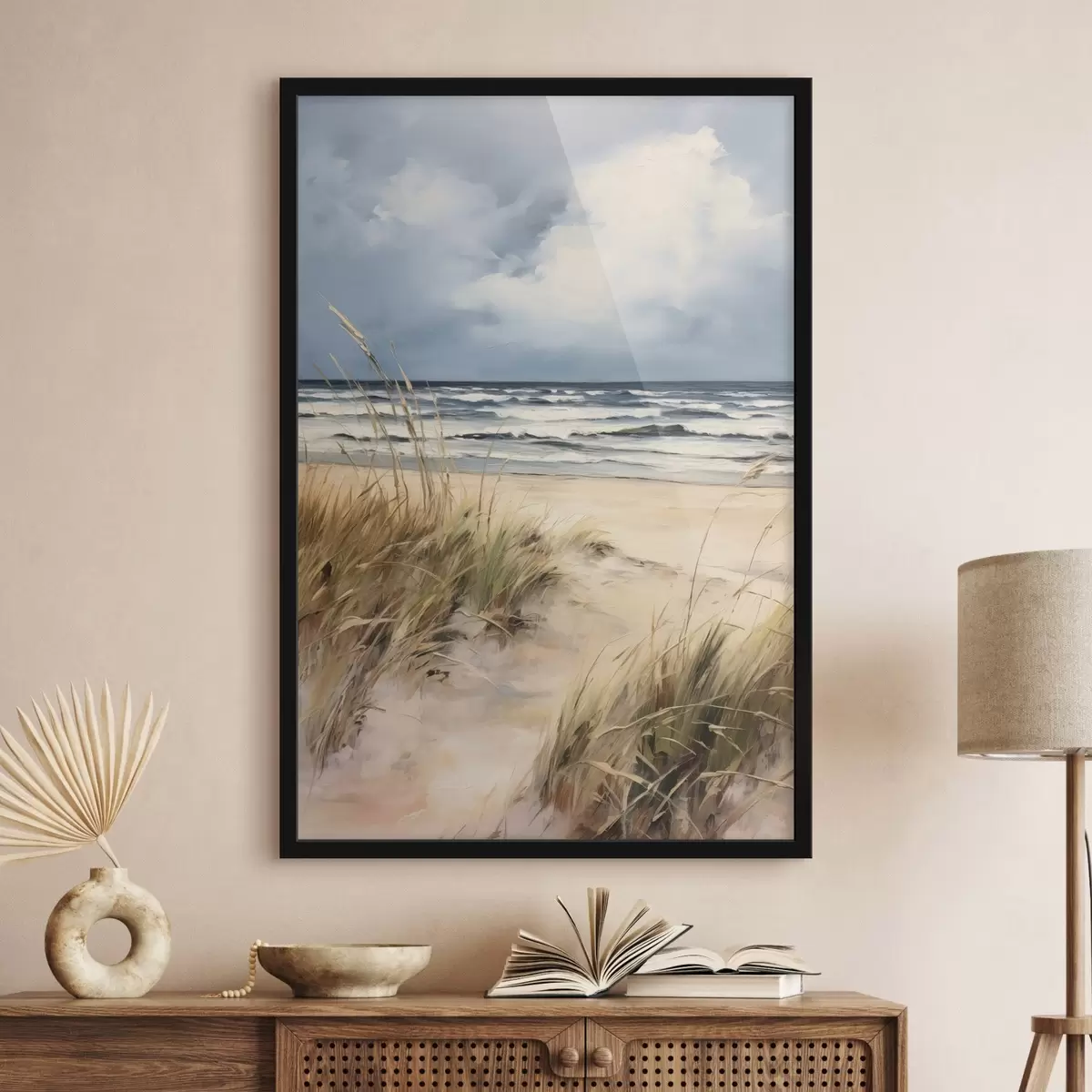 Poster Een zandstrand met hoog gras op de voorgrond, de oceaan met golven en een bewolkte lucht op de achtergrond f45173