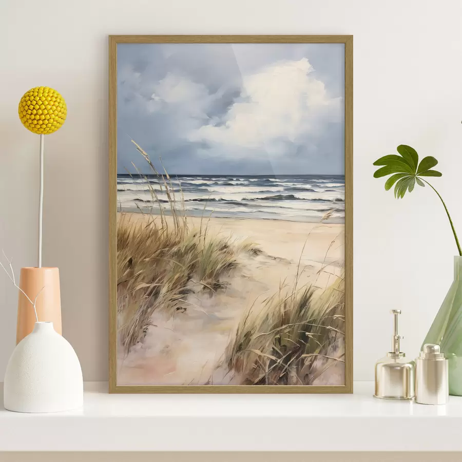 Fotobehang Een zandstrand met hoog gras op de voorgrond, de oceaan met golven en een bewolkte lucht op de achtergrond f45173