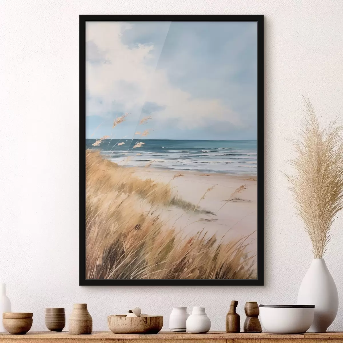 Poster Een zandstrand met hoog gras op de voorgrond, de oceaan met golven en een bewolkte lucht op de achtergrond f45174
