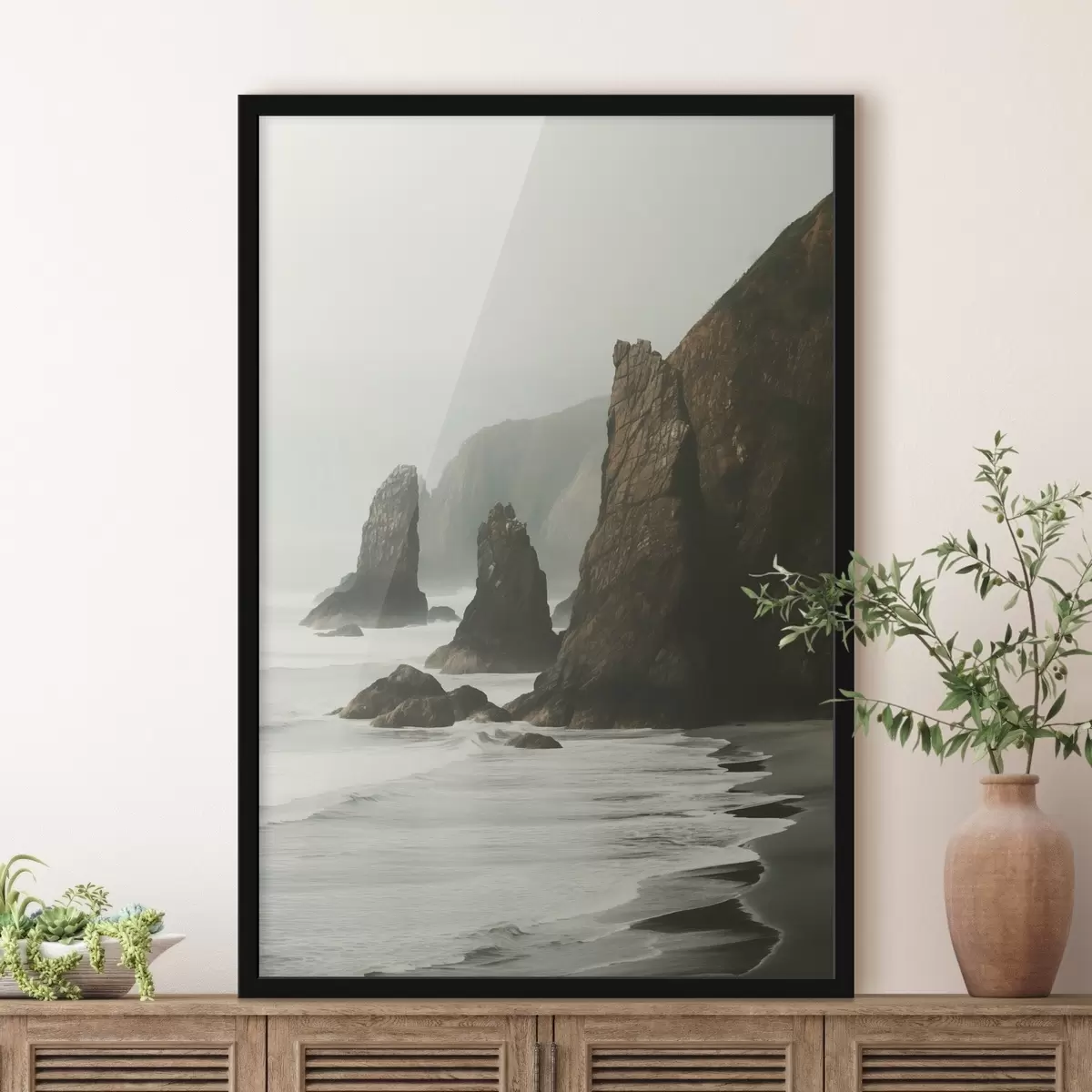 Poster Rotsachtige kliffen en zeekust, golven die op de kust beuken, landschap met een stemmige sfeer, aardetinten f45193
