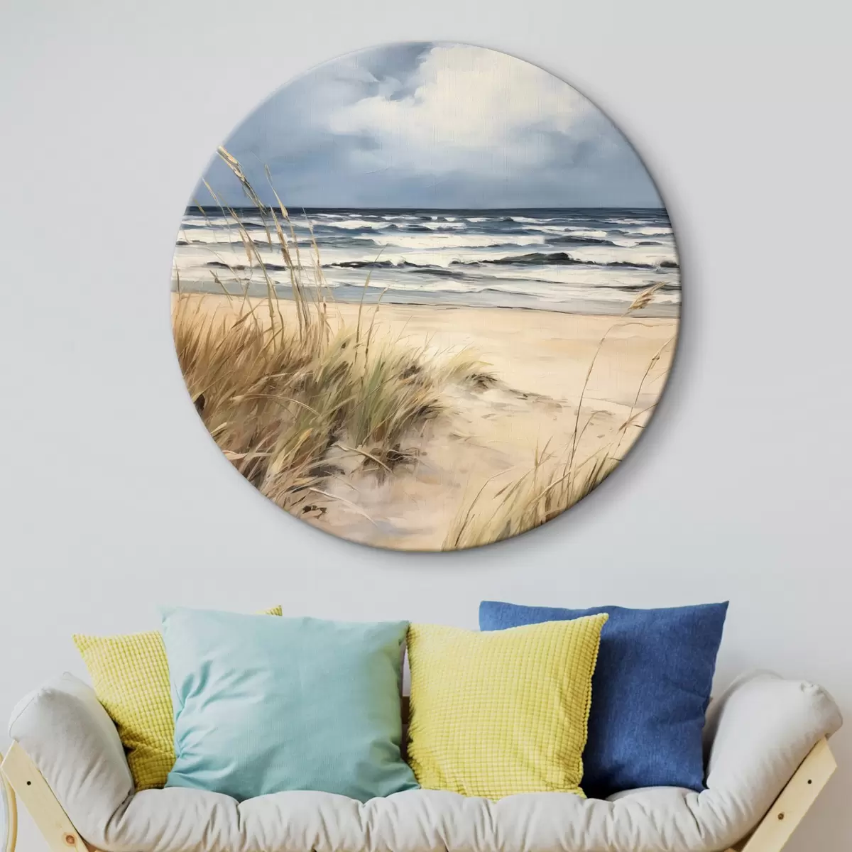 Ronde schilderijen Een zandstrand met hoog gras op de voorgrond, de oceaan met golven en een bewolkte lucht op de achtergrond r45173