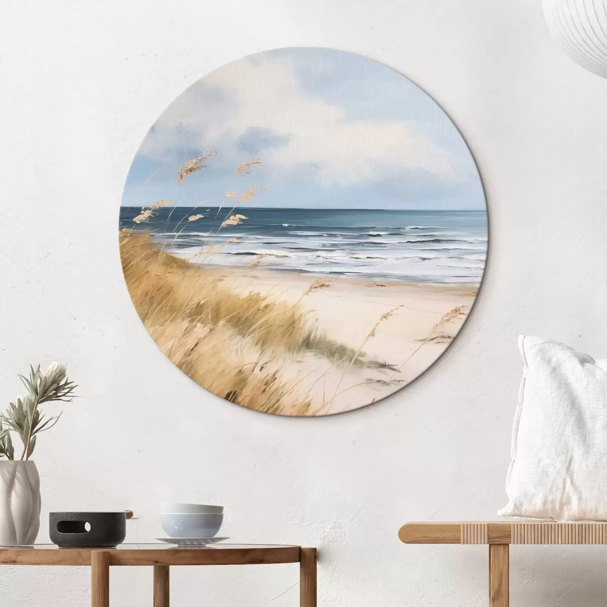 Ronde schilderijen Een zandstrand met hoog gras op de voorgrond, de oceaan met golven en een bewolkte lucht op de achtergrond r45174