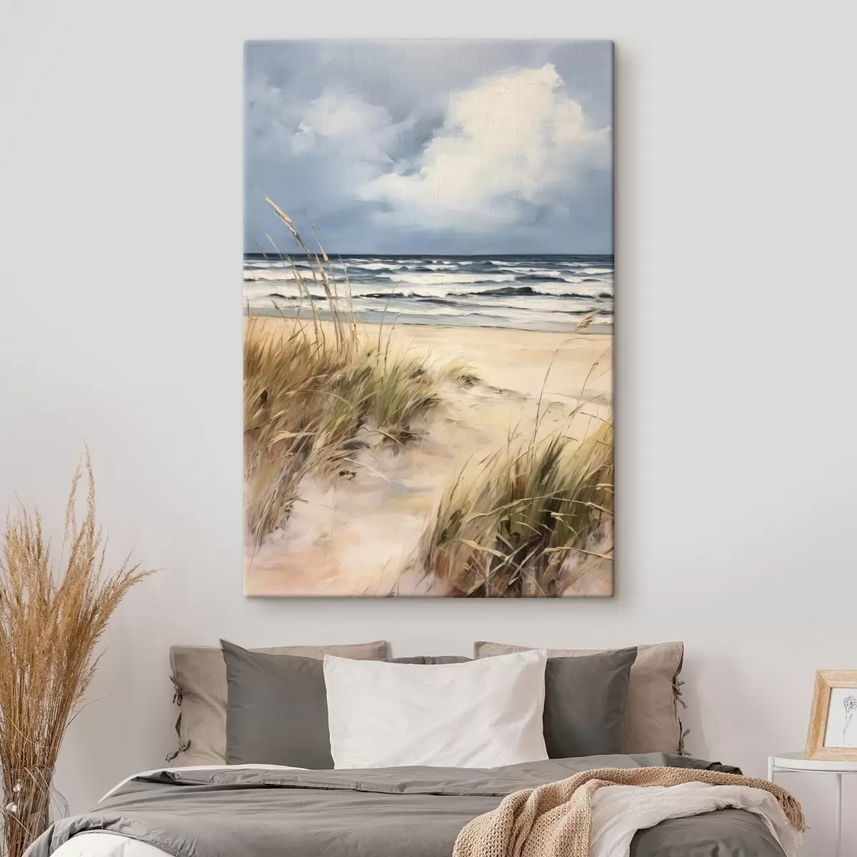  Schilderijen Een zandstrand met hoog gras op de voorgrond, de oceaan met golven en een bewolkte lucht op de achtergrond s45173