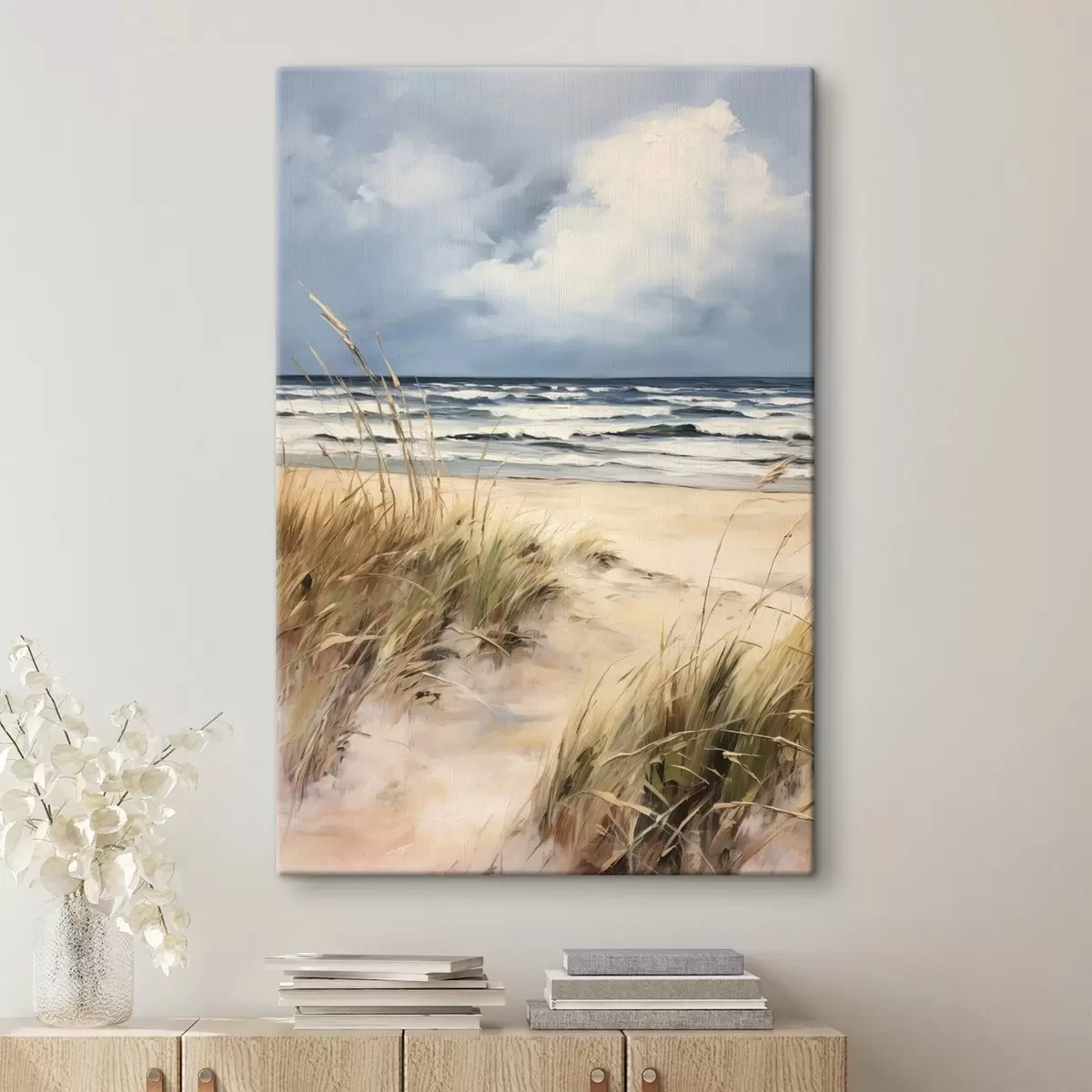  Schilderijen Een zandstrand met hoog gras op de voorgrond, de oceaan met golven en een bewolkte lucht op de achtergrond s45173