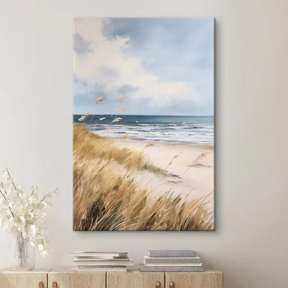  Schilderijen Een zandstrand met hoog gras op de voorgrond, de oceaan met golven en een bewolkte lucht op de achtergrond s45174