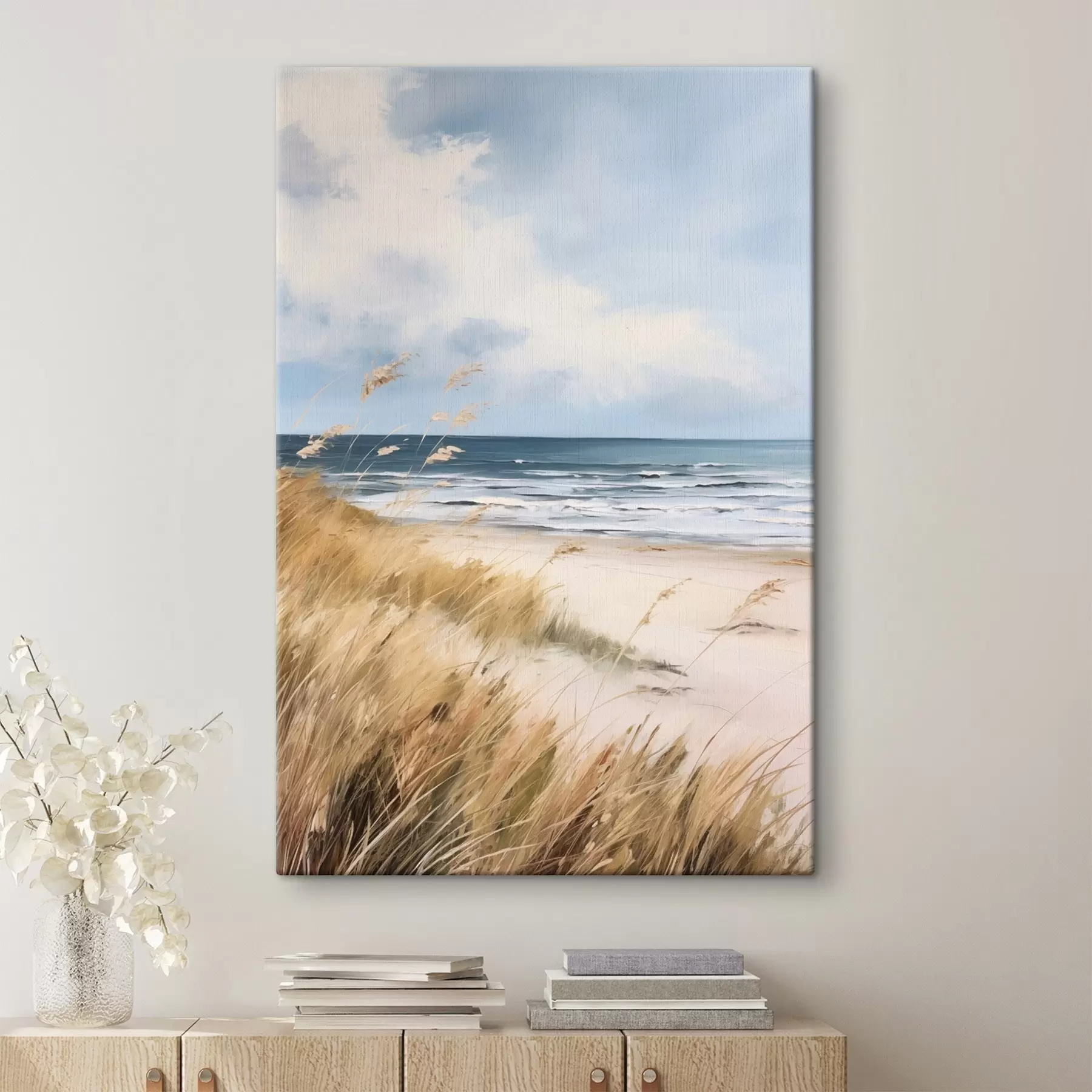  Schilderijen Een zandstrand met hoog gras op de voorgrond, de oceaan met golven en een bewolkte lucht op de achtergrond s45174