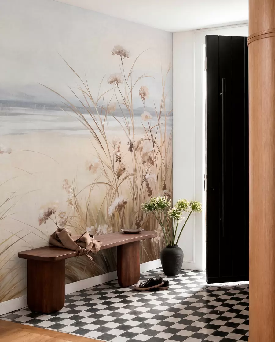Fotobehang Een tarweveld met witte bloemen op de voorgrond, een strand en de oceaan op de achtergrond, neutrale pastel gedempte kleuren w09298