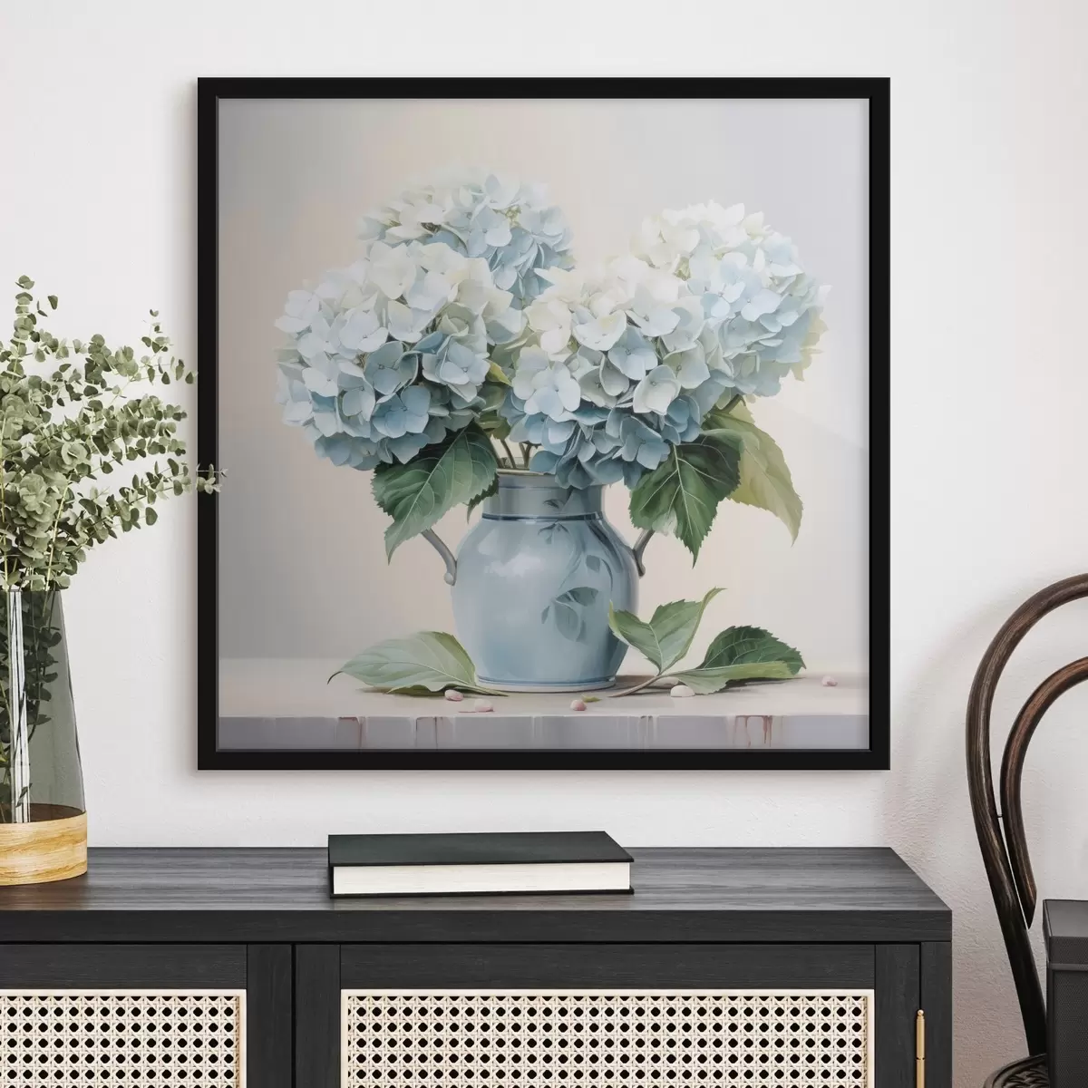 Poster Verse hortensia's in een blauwe vaas op een lichte achtergrond f45043