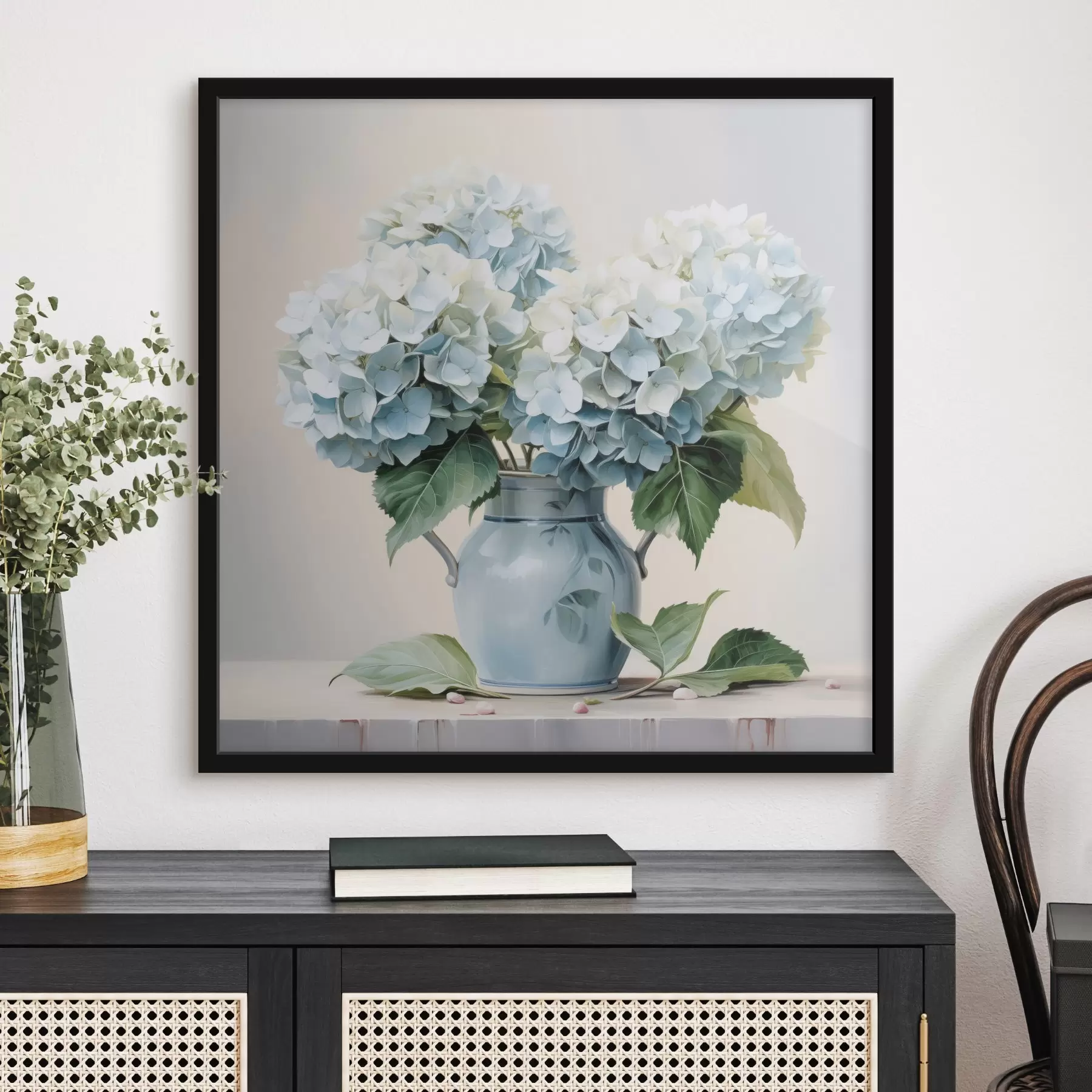 Fotobehang Verse hortensia's in een blauwe vaas op een lichte achtergrond f45043