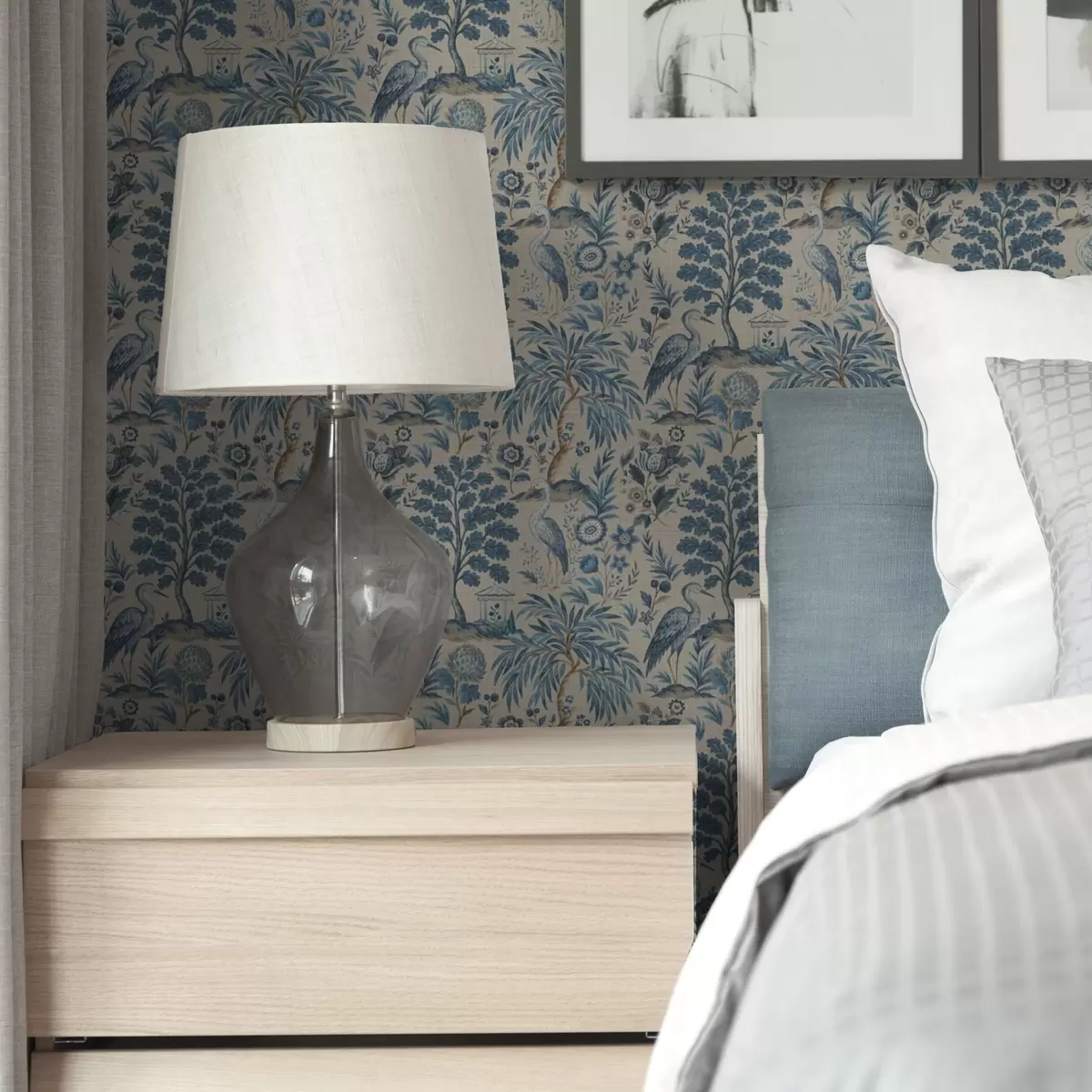 Behang Toile de Jouy stijl met blauwe vogels en tropische bomen a00382