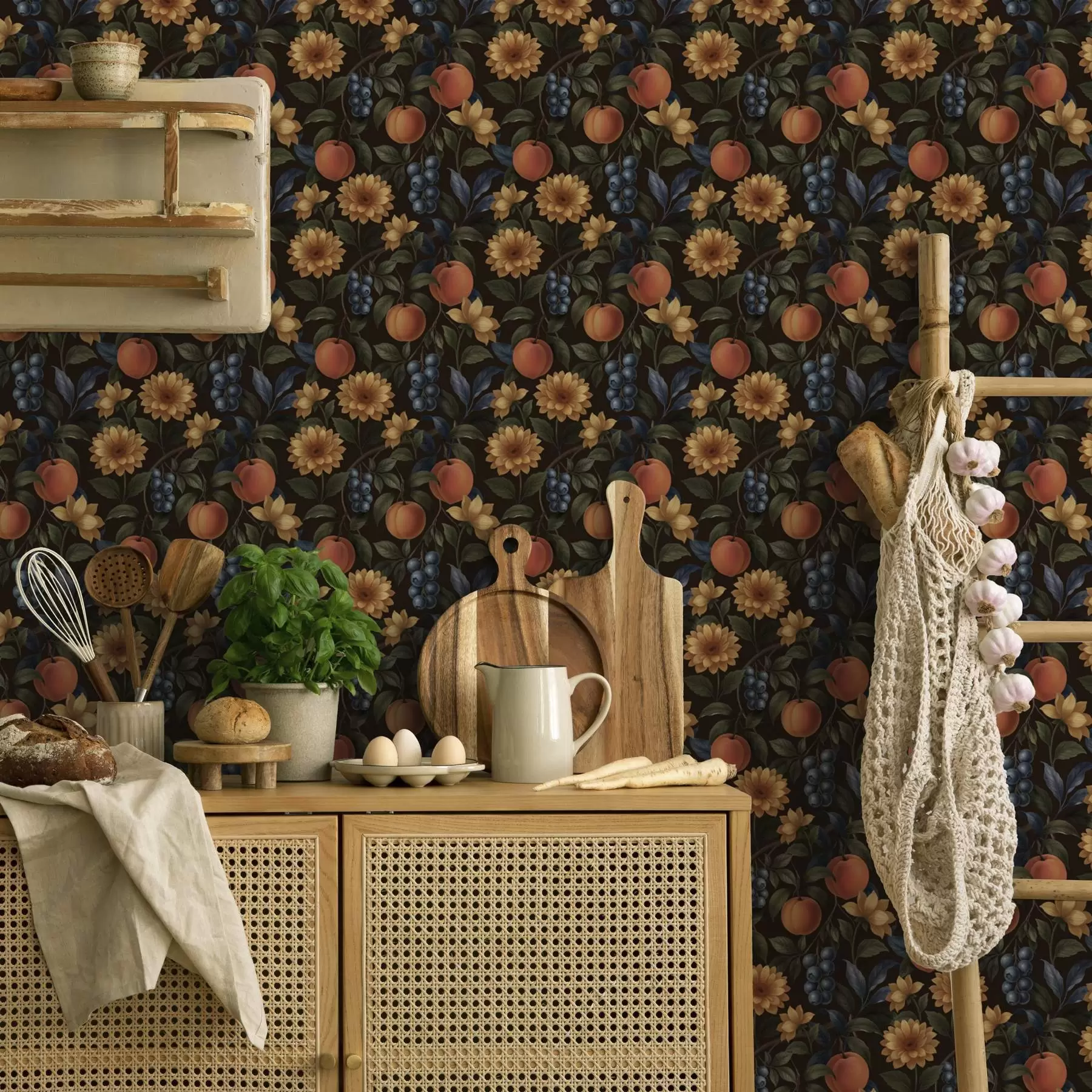 Fotobehang Vruchten en gouden bloemen op donkere botanische achtergrond a00395