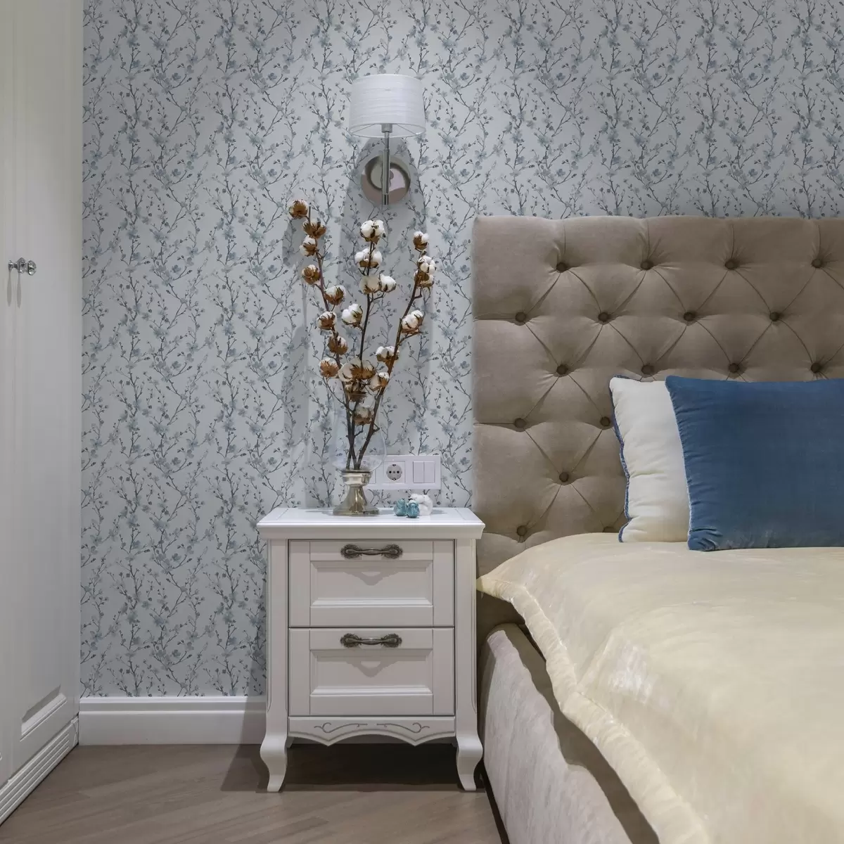 Behang Blauwe kersenbloesems op een witte achtergrond met zacht contrast a00399