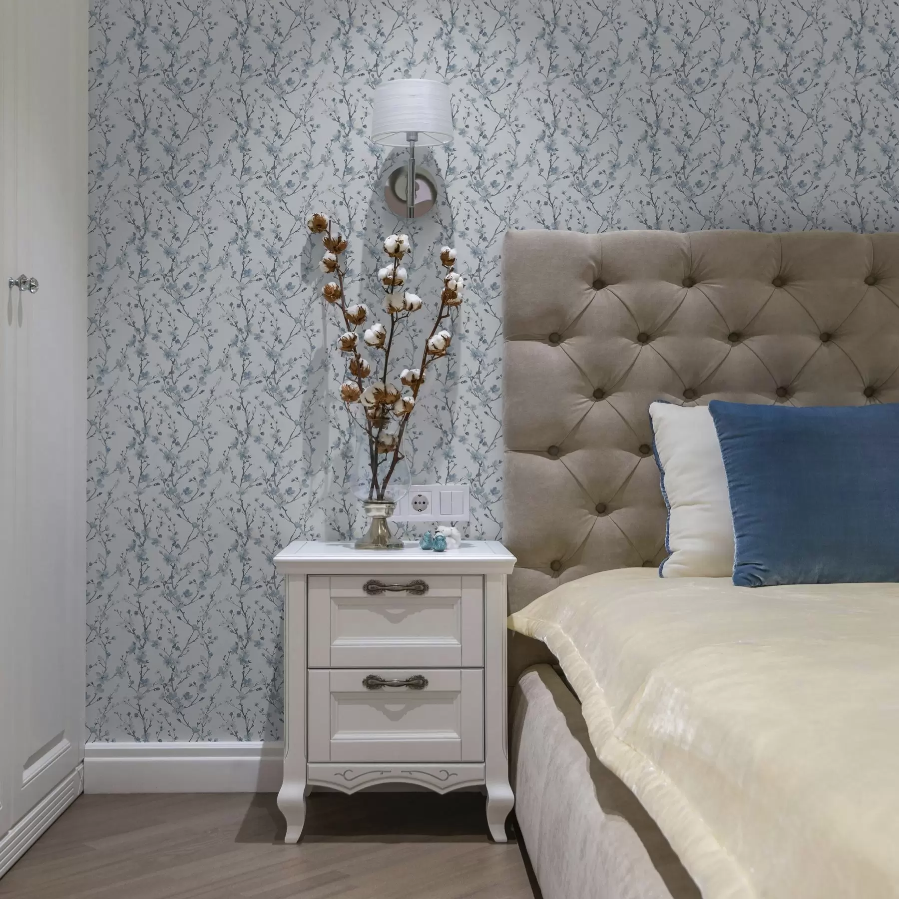 Fotobehang Blauwe kersenbloesems op een witte achtergrond met zacht contrast a00399