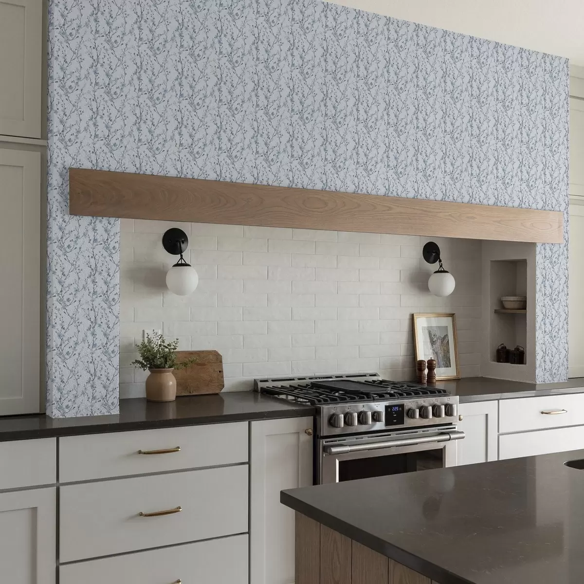 Behang Blauwe kersenbloesems op een witte achtergrond met zacht contrast a00399