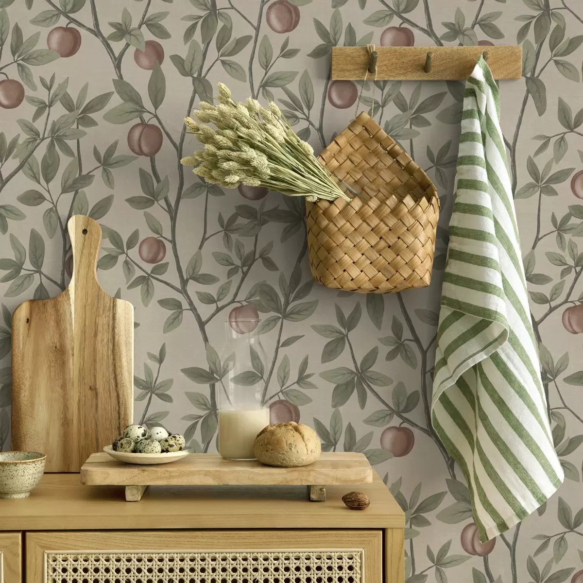 Behang Perziken op takken met groene bladeren op beige achtergrond a00429