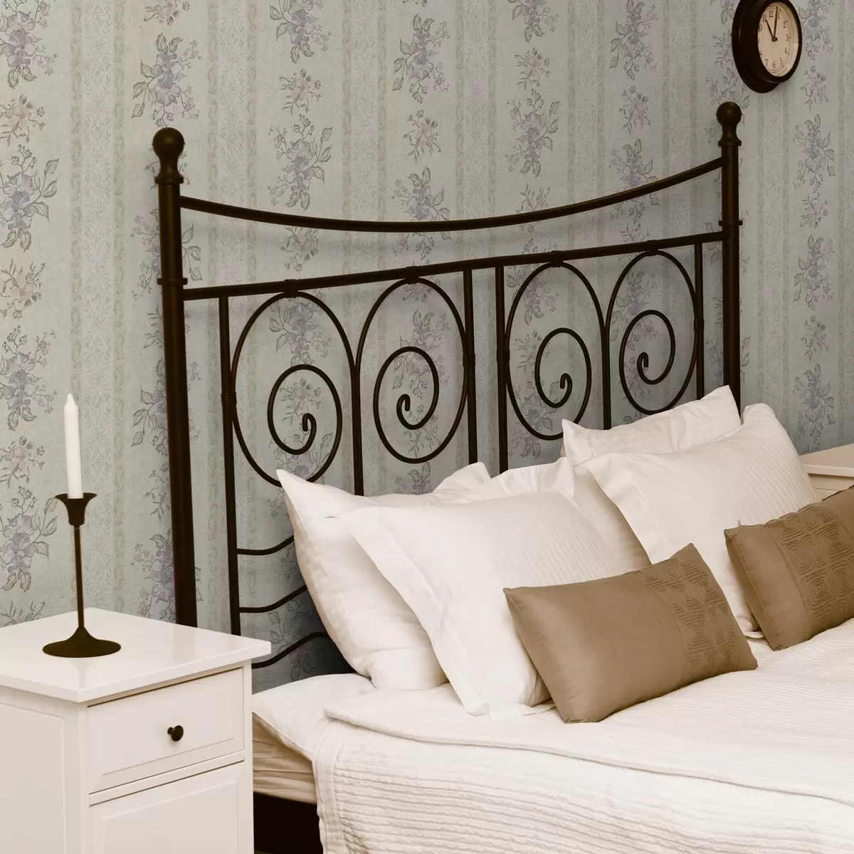 Behang Vintage bloemen op een gestreepte achtergrond met ornament a00440