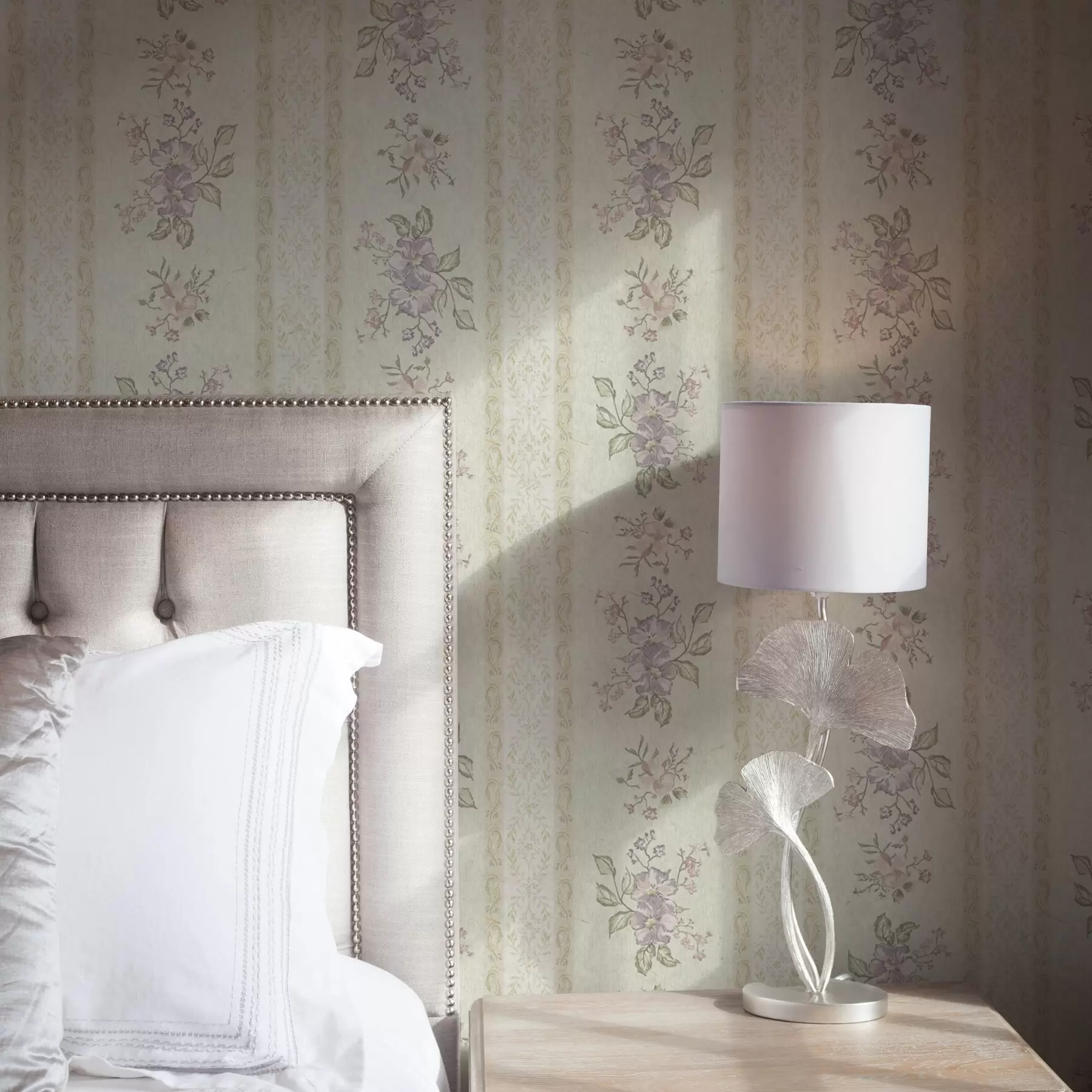 Fotobehang Vintage bloemen op een gestreepte achtergrond met ornament a00440