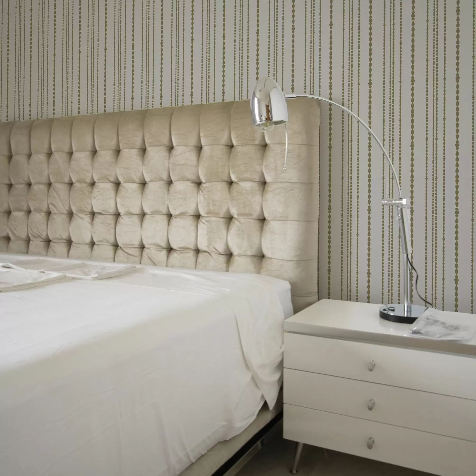 Fotobehang Minimalistisch patroon in de vorm van gele druppels in een verticale strook a00448