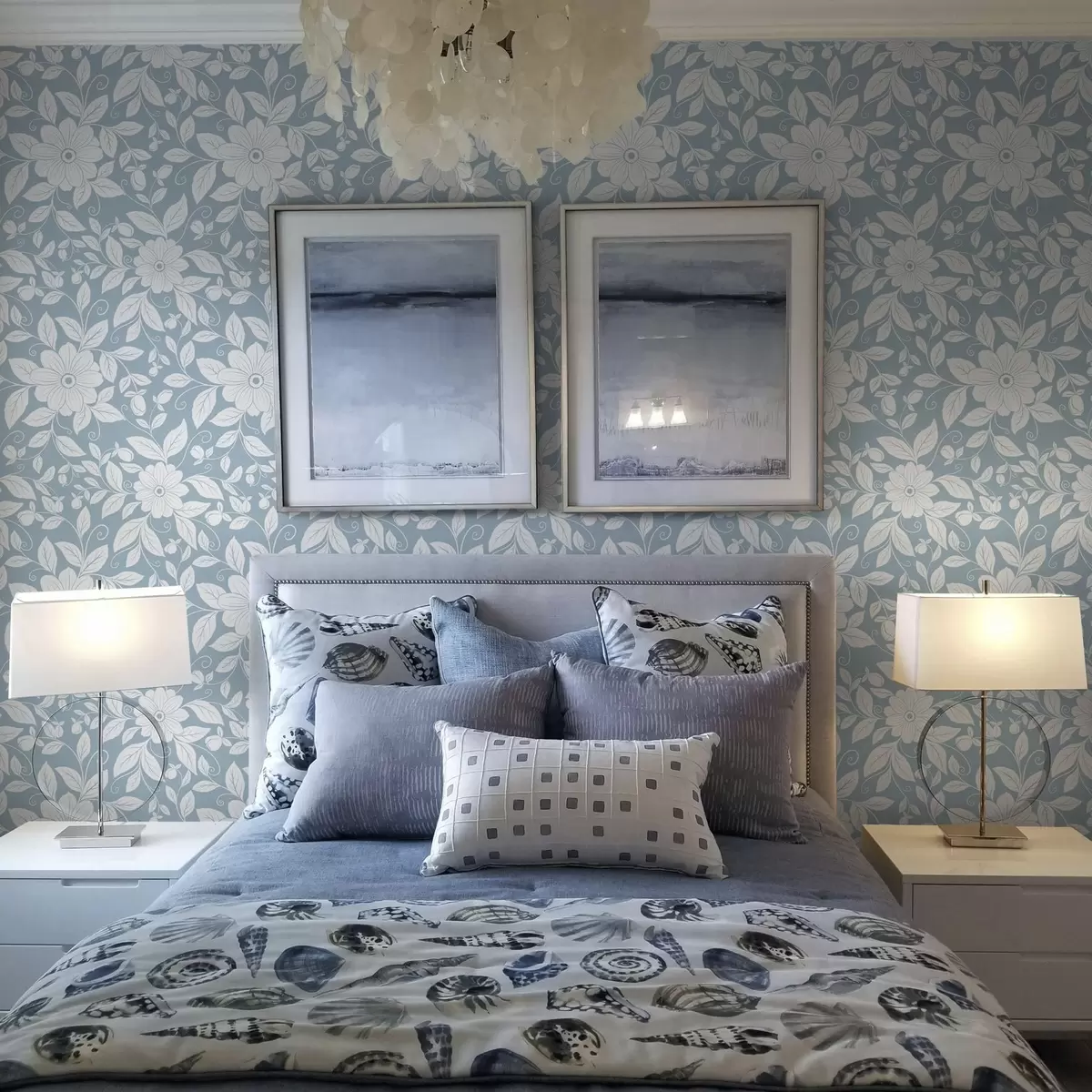 Behang Witte bloemmotieven op pastelblauwe achtergrond a00452