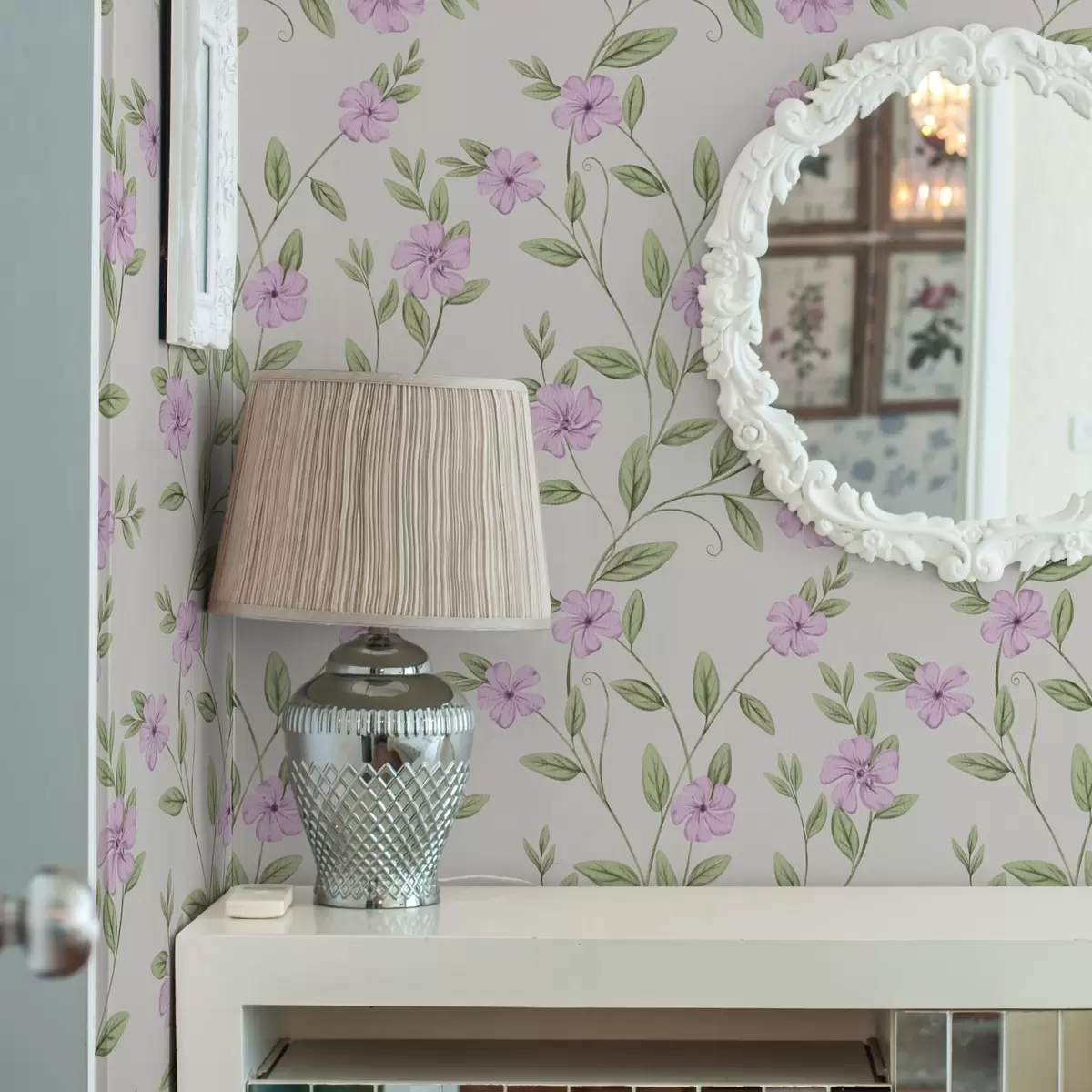 Behang Roze bloemen met groene wijnranken op een crèmekleurige achtergrond a00453