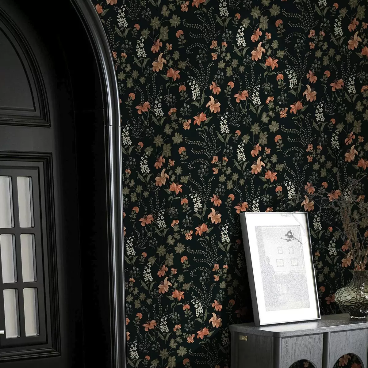 Behang Oranje lelies en kleine bloemen op een zwarte achtergrond a00463