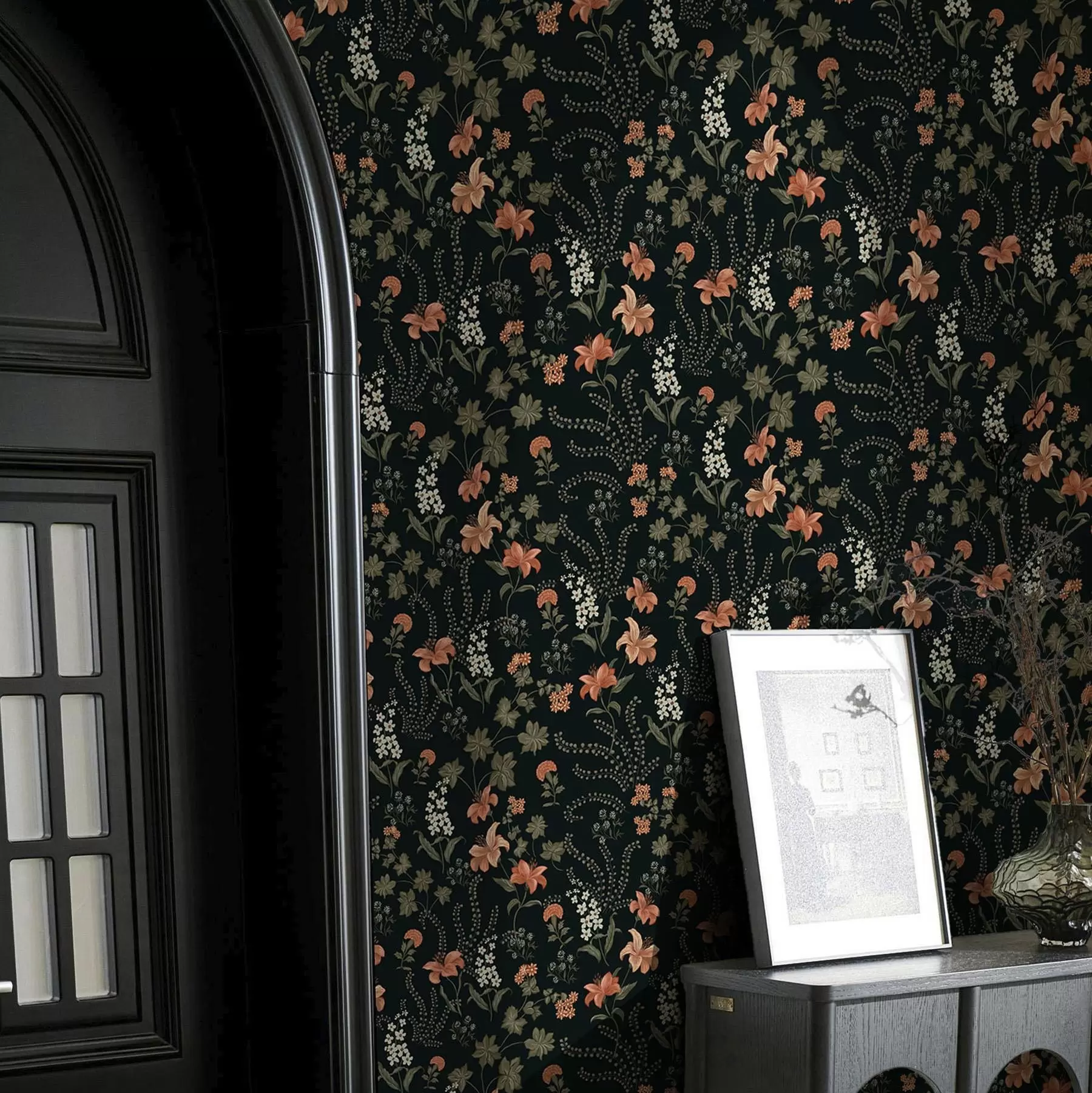 Fotobehang Oranje lelies en kleine bloemen op een zwarte achtergrond a00463