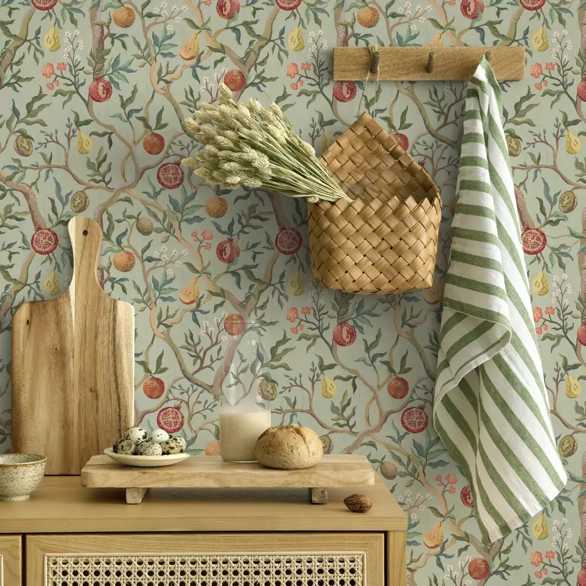 Behang Granaatappelvruchten, peren en bloemen op een lichtgroene achtergrond a00465