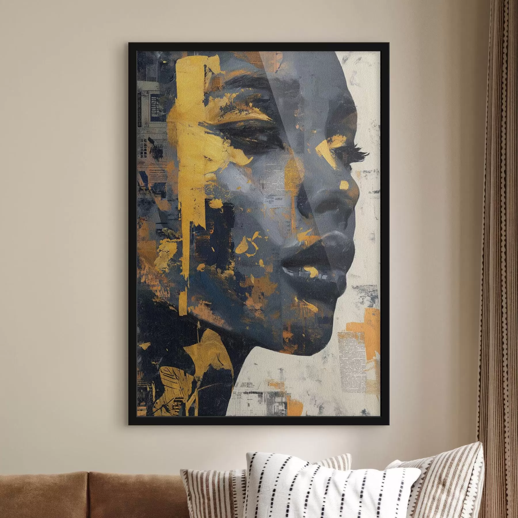 Fotobehang Gemengde-media-portret met krantenfragmenten en decoratieve penseelstreken f45420