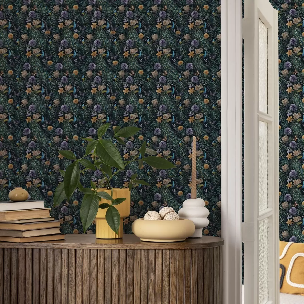 Behang Pauwen tussen donkere bloemen en vlinders a00348