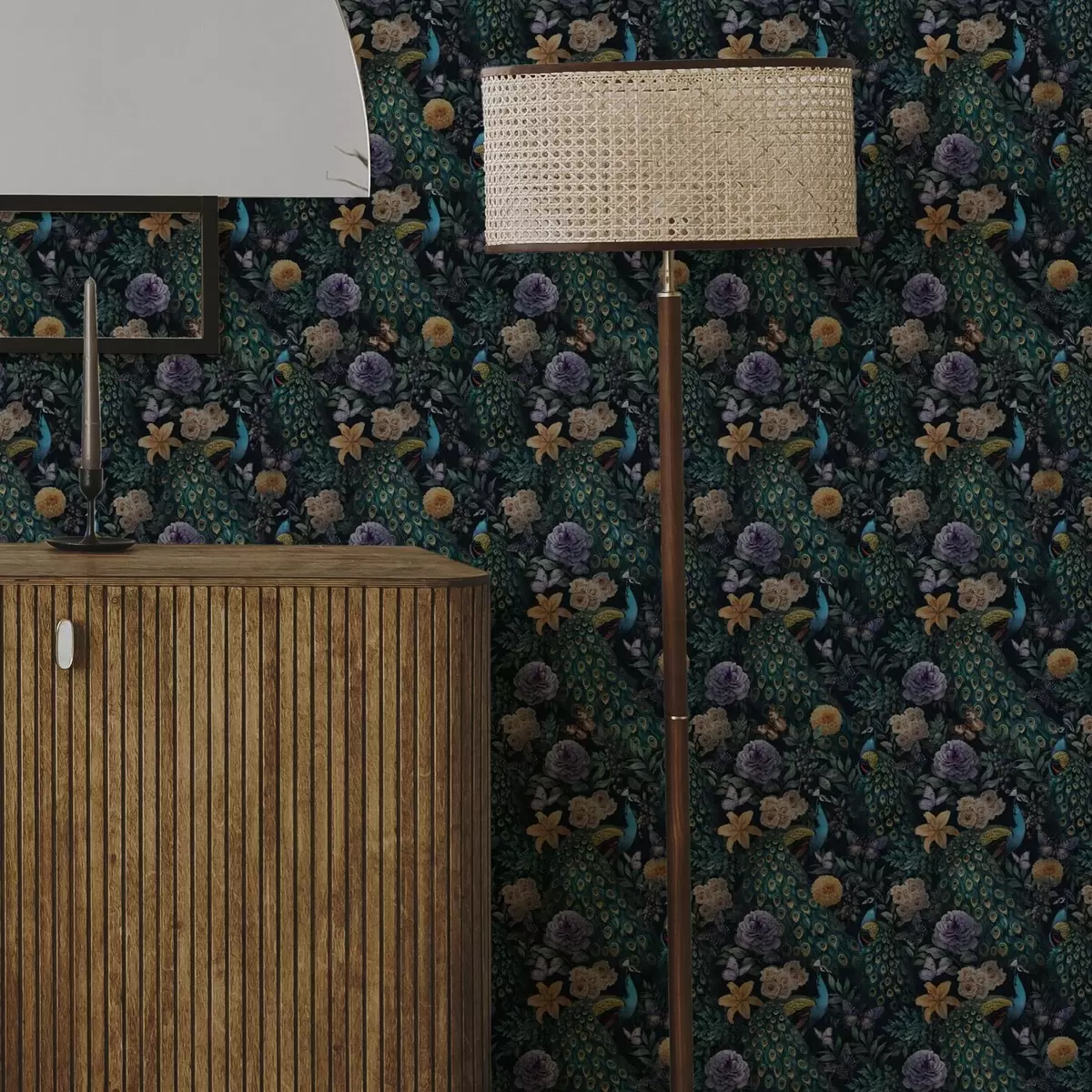 Behang Pauwen tussen donkere bloemen en vlinders a00348