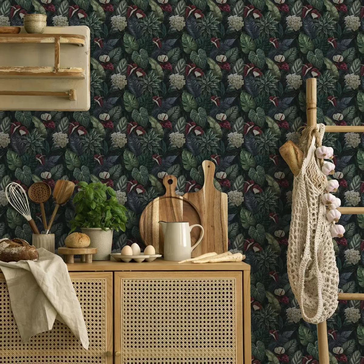 Behang Tropische bladeren met witte en rode bloemen a00361