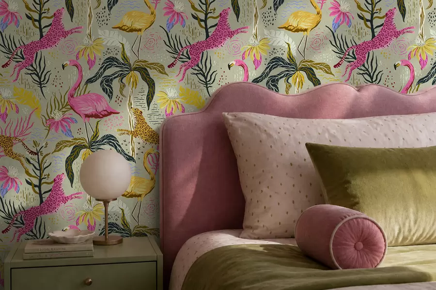 Fotobehang Felle flamingo's en luipaarden tussen tropische planten a00470