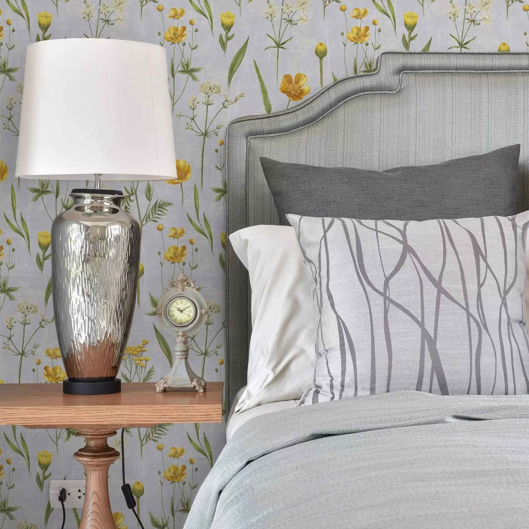 Fotobehang Gele bloemen en groen op een lichtgrijze achtergrond a00472