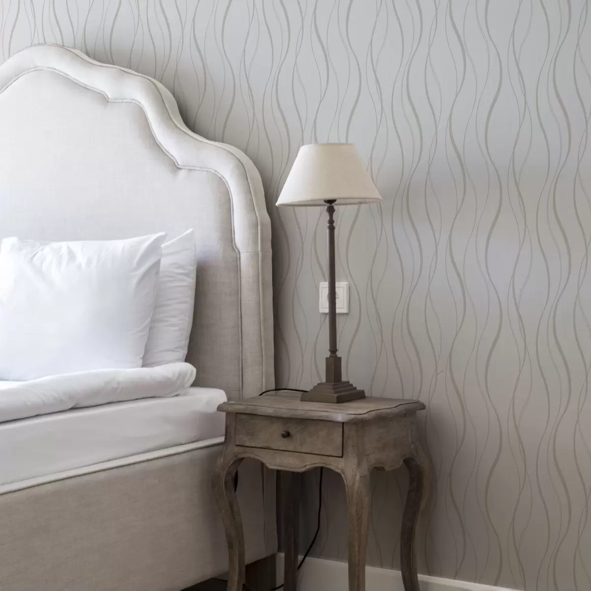 Behang Abstracte golvende beige lijnen op een witte achtergrond a00480
