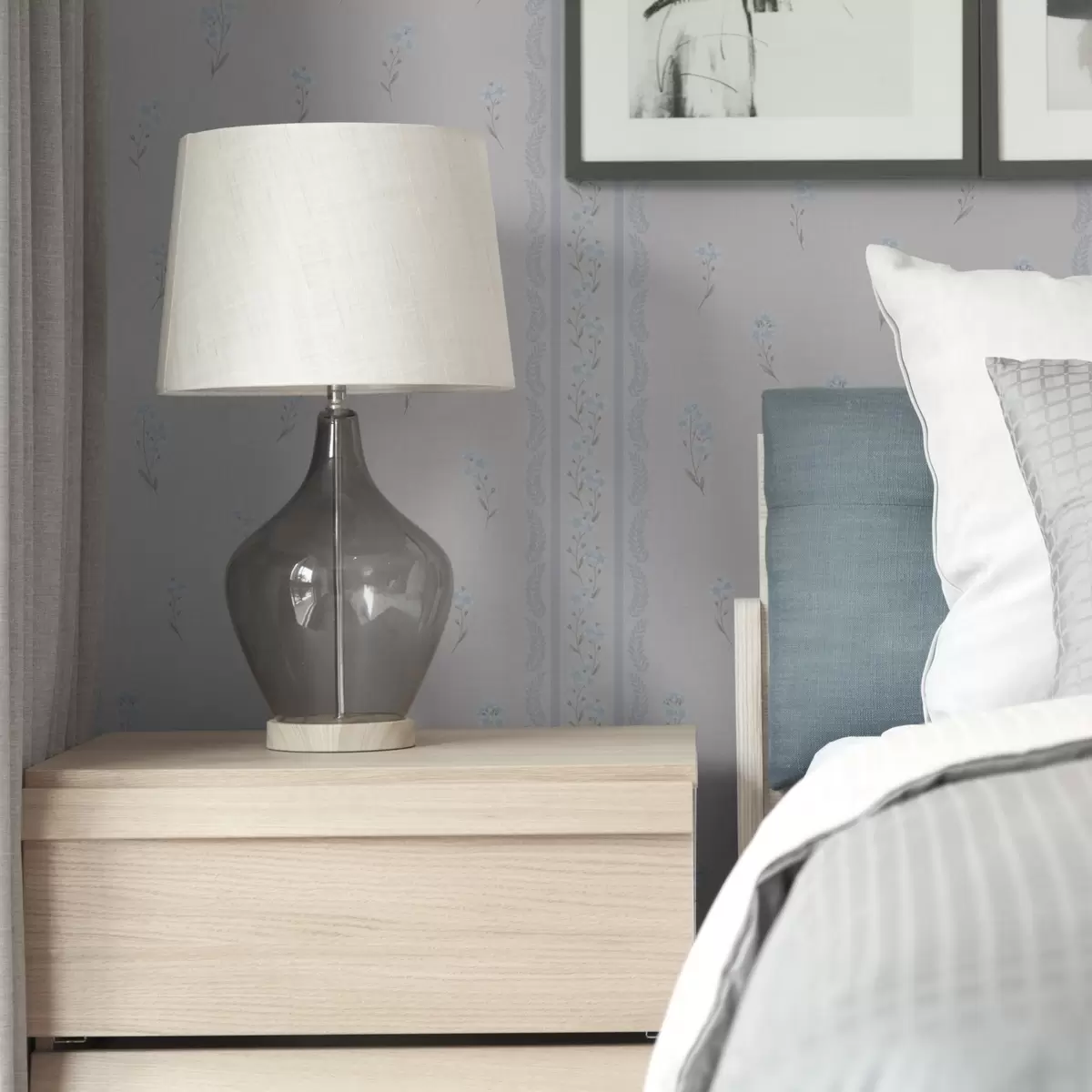 Behang Witte achtergrond met blauwe bloemen en decoratieve streep a00484v1