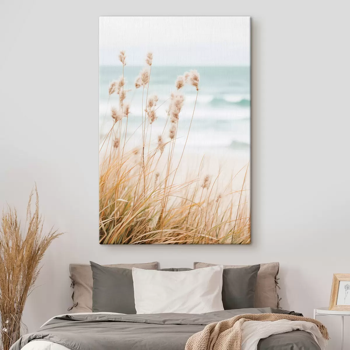  Schilderijen Hoog gras met pluizige zaadhoofden, zandstrand en oceaangolven op de achtergrond, zacht en gedempt kleurenpalet s45561