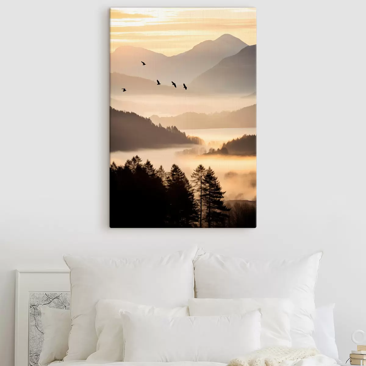  Schilderijen Een berglandschap met een bos en vogels die in de lucht vliegen, alles bedekt met een dikke laag mist tijdens zonsopgang s45564