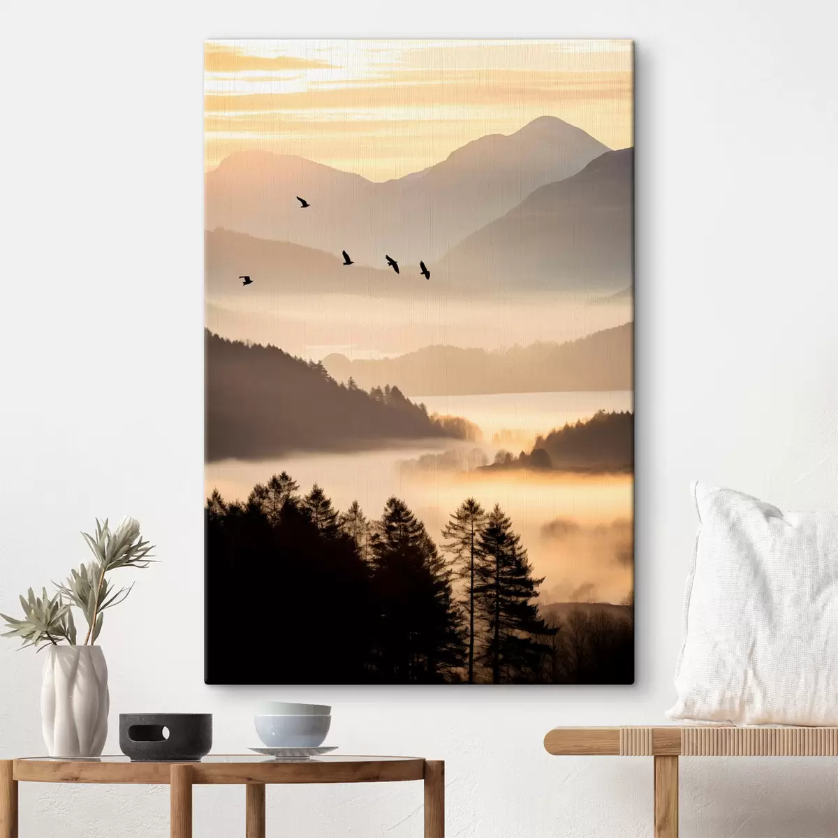  Schilderijen Een berglandschap met een bos en vogels die in de lucht vliegen, alles bedekt met een dikke laag mist tijdens zonsopgang s45564