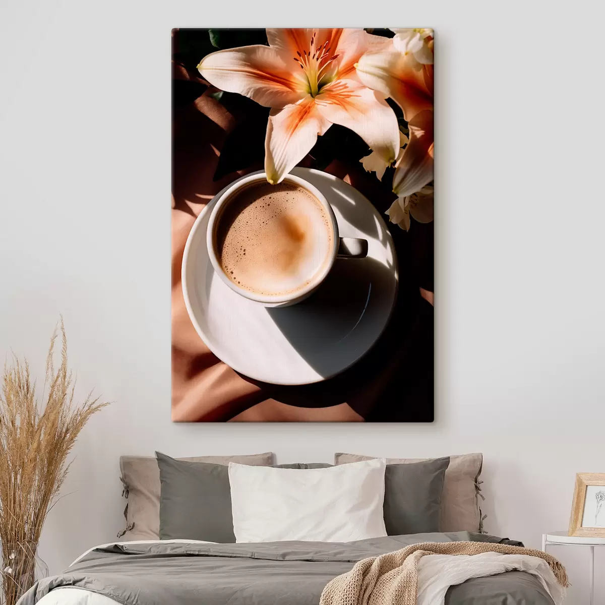  Schilderijen Een kop koffie met schuim op een wit bord, wat bloemen op de achtergrond, met zonlicht s45569