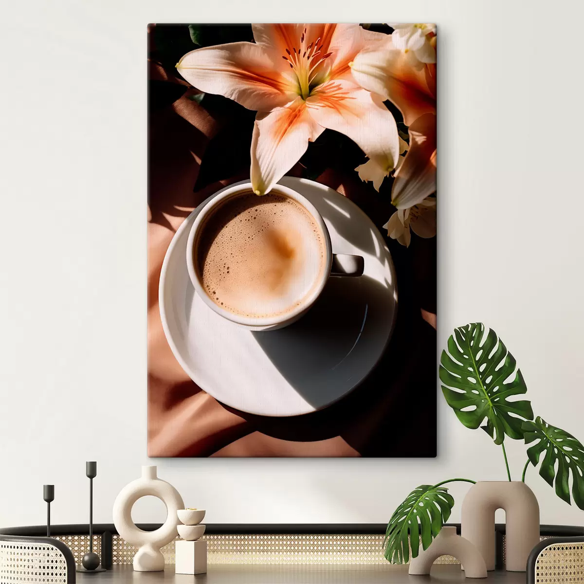  Schilderijen Een kop koffie met schuim op een wit bord, wat bloemen op de achtergrond, met zonlicht s45569