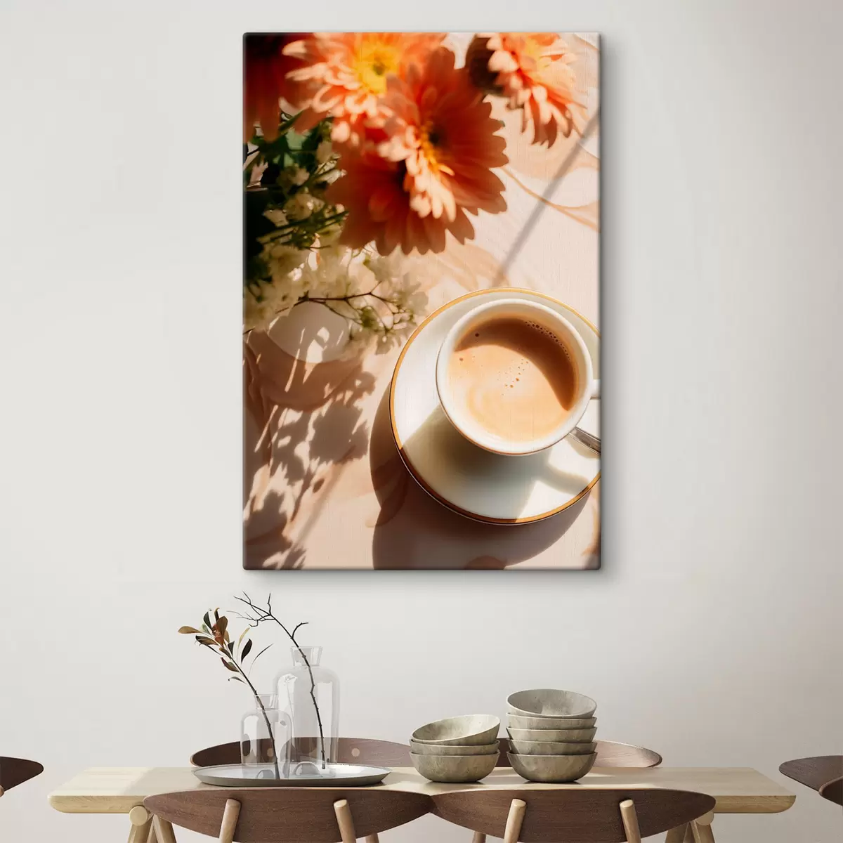  Schilderijen Een kop koffie met schuim op een wit bord, wat bloemen op de achtergrond, met zonlicht s45570